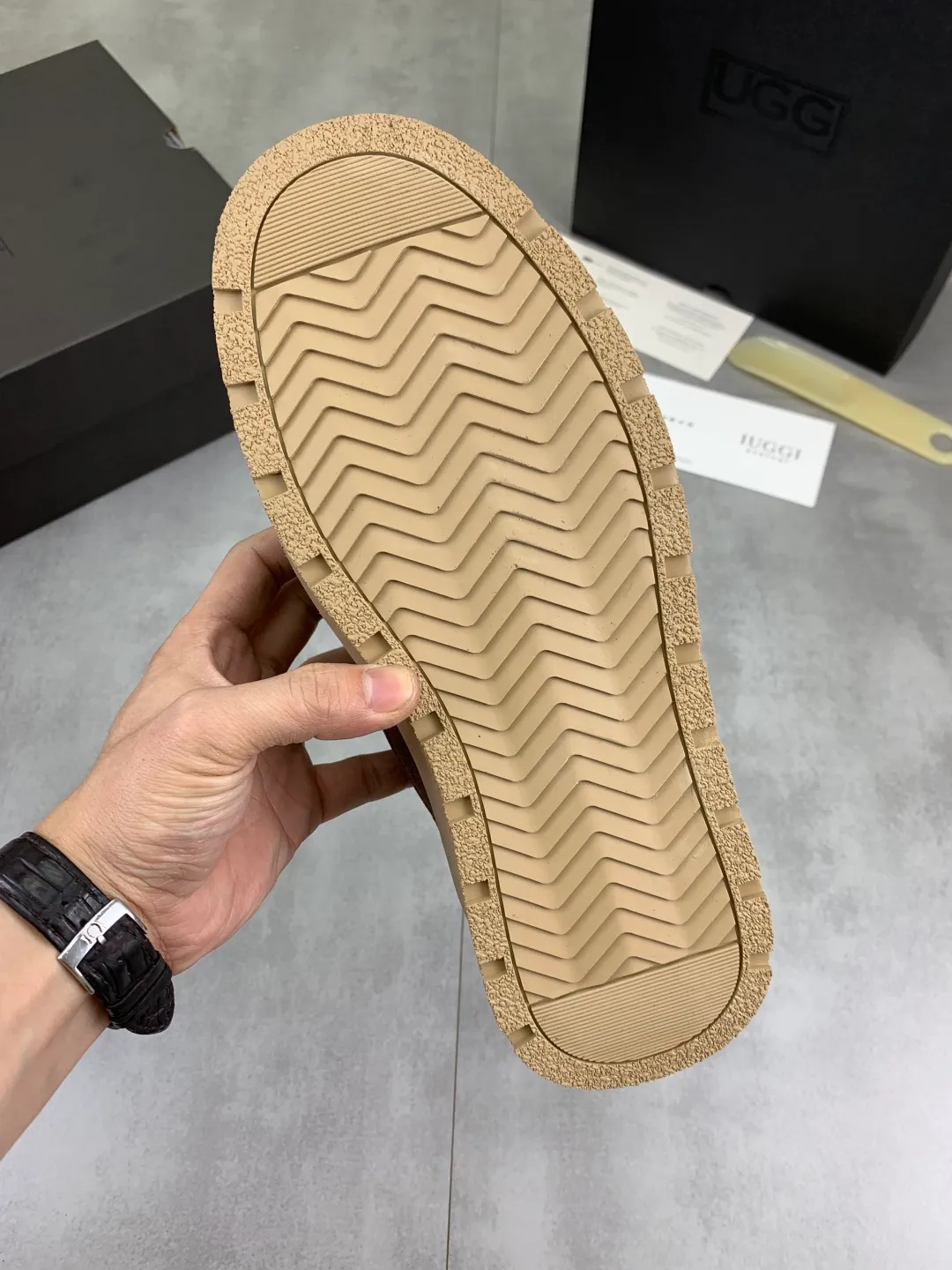 Men's shoes 💰P580 New arrival 🆕🆕🆕 26 New IUGGI Velcro men's shoes Fashionable and casual Velcro men's shoes. First layer suede cowhide + lining wool Rubber outsole Lightweight and non-slip Size: 39-44 Color: three colors